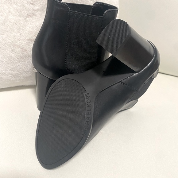 New! Never worn Michael Kors Bootie! Sz5.5 - Picture 4 of 5